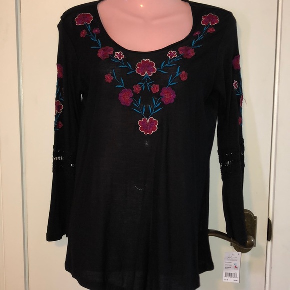 Tops - NWT NY COLLECTION FLOWERED TOP